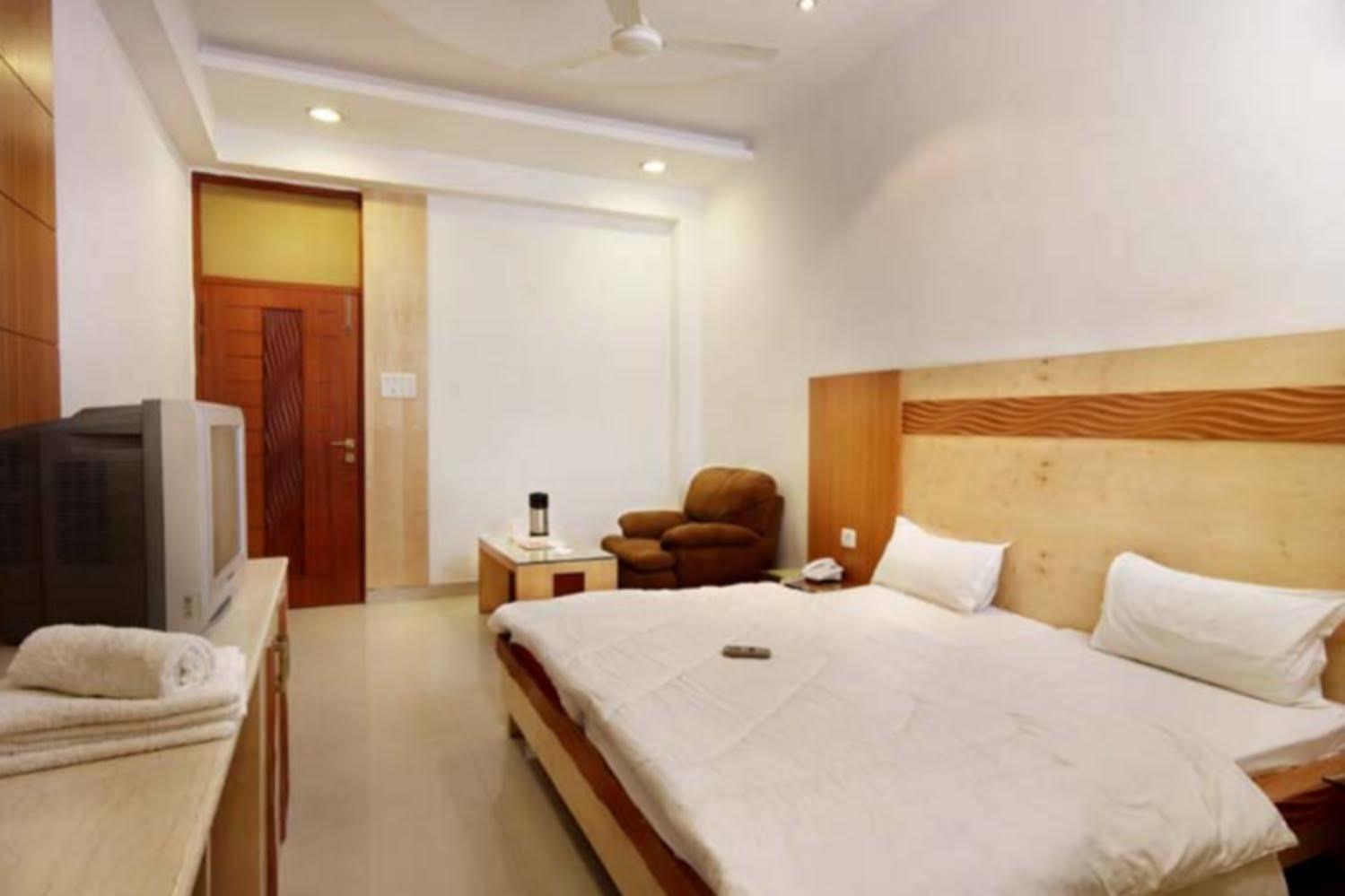 Hotel Mandakini Plaza Κανπούρ Δωμάτιο φωτογραφία